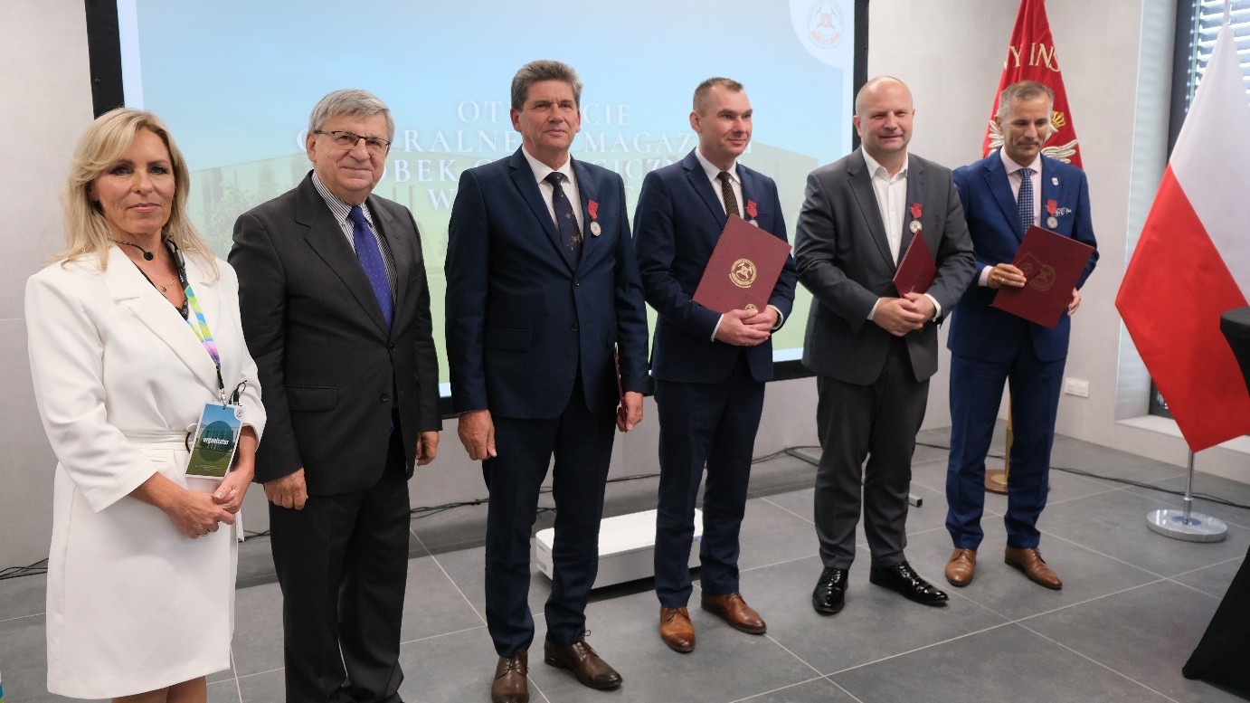 grupa ludzi pozujących do zdjęcia 