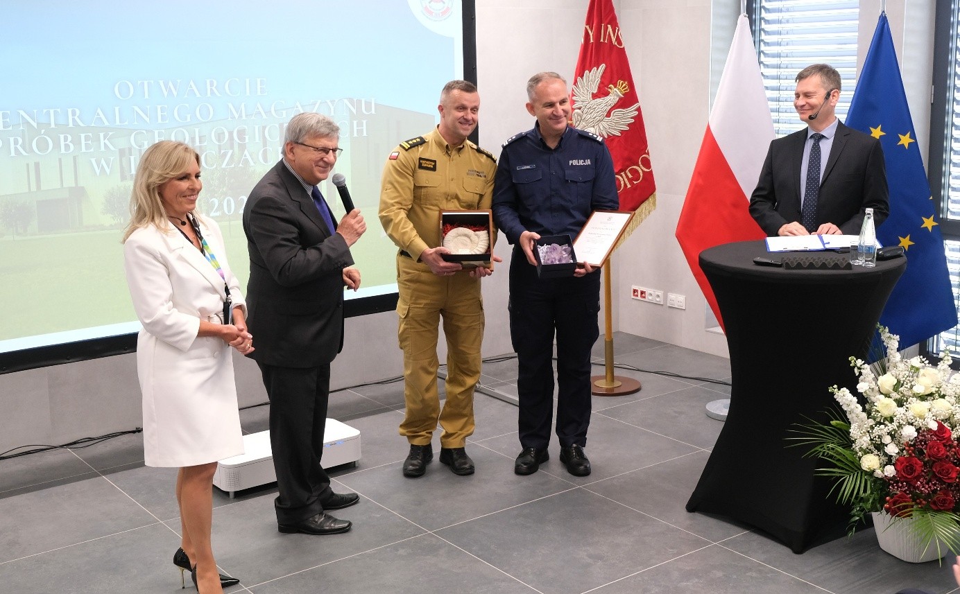 grupa ludzi pozujących do zdjęcia na zewnątrz