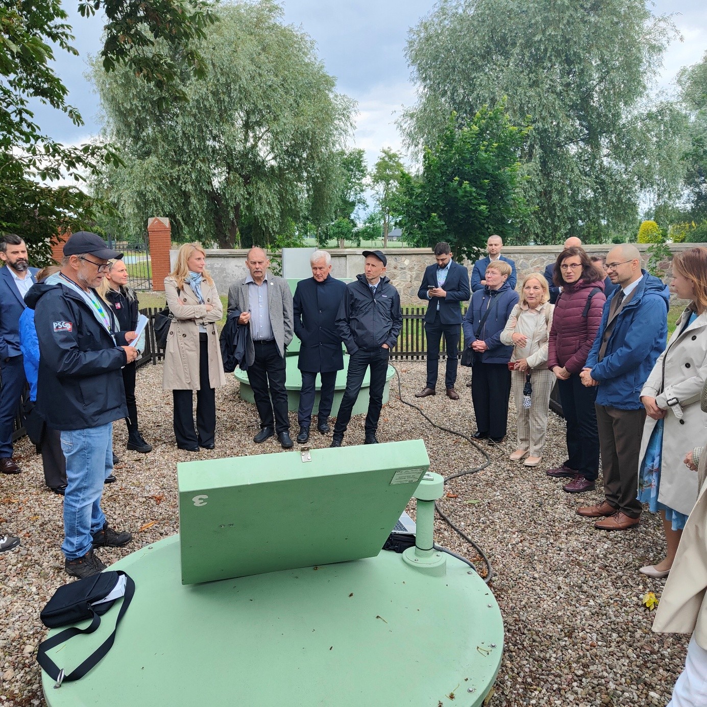osoby oglądające stację hydrogeologiczną