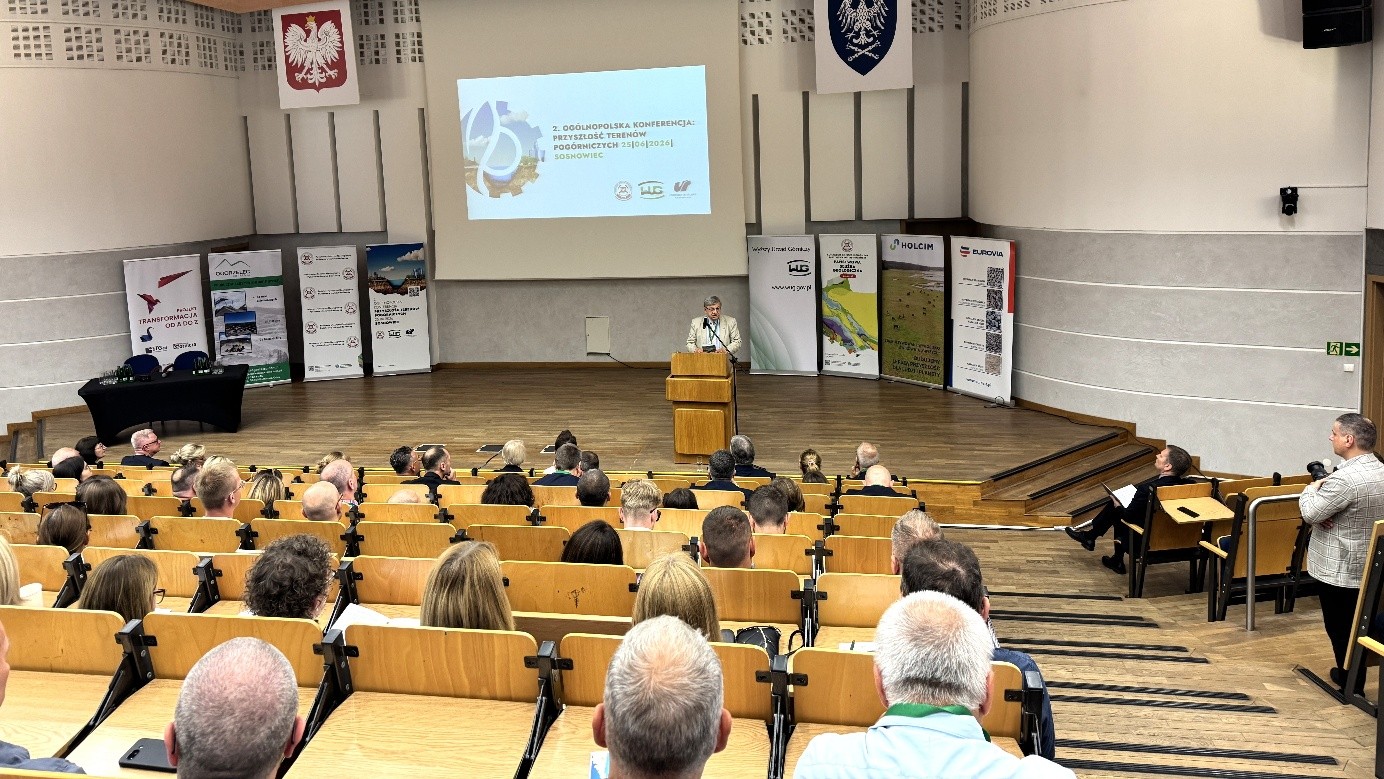 duża sala wypełniona ludźmi podczas konferencji