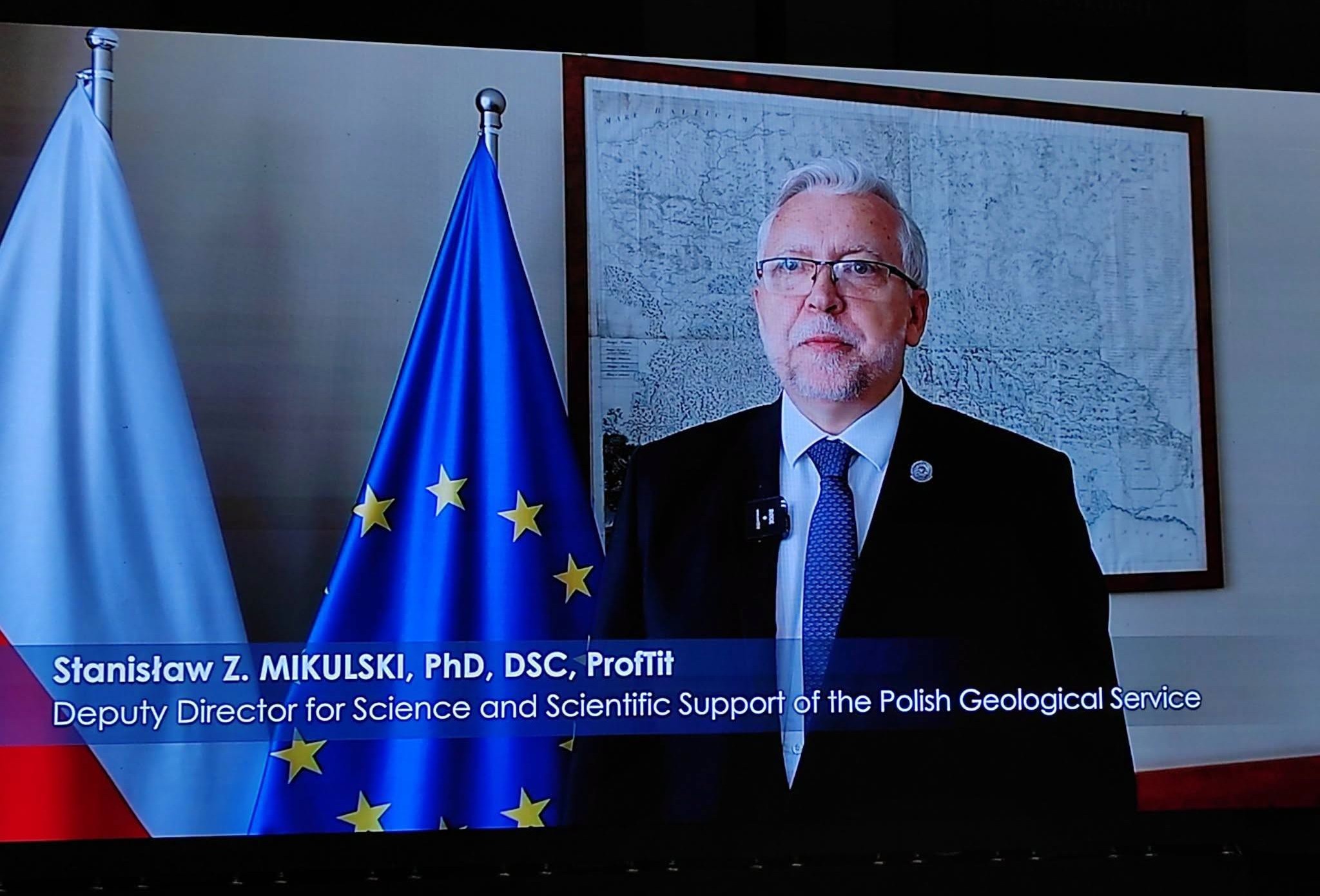 mężczyzna przemawia z ekranu