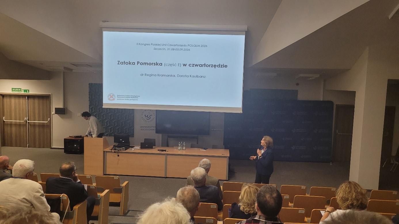 kobieta przemawia na środku sali