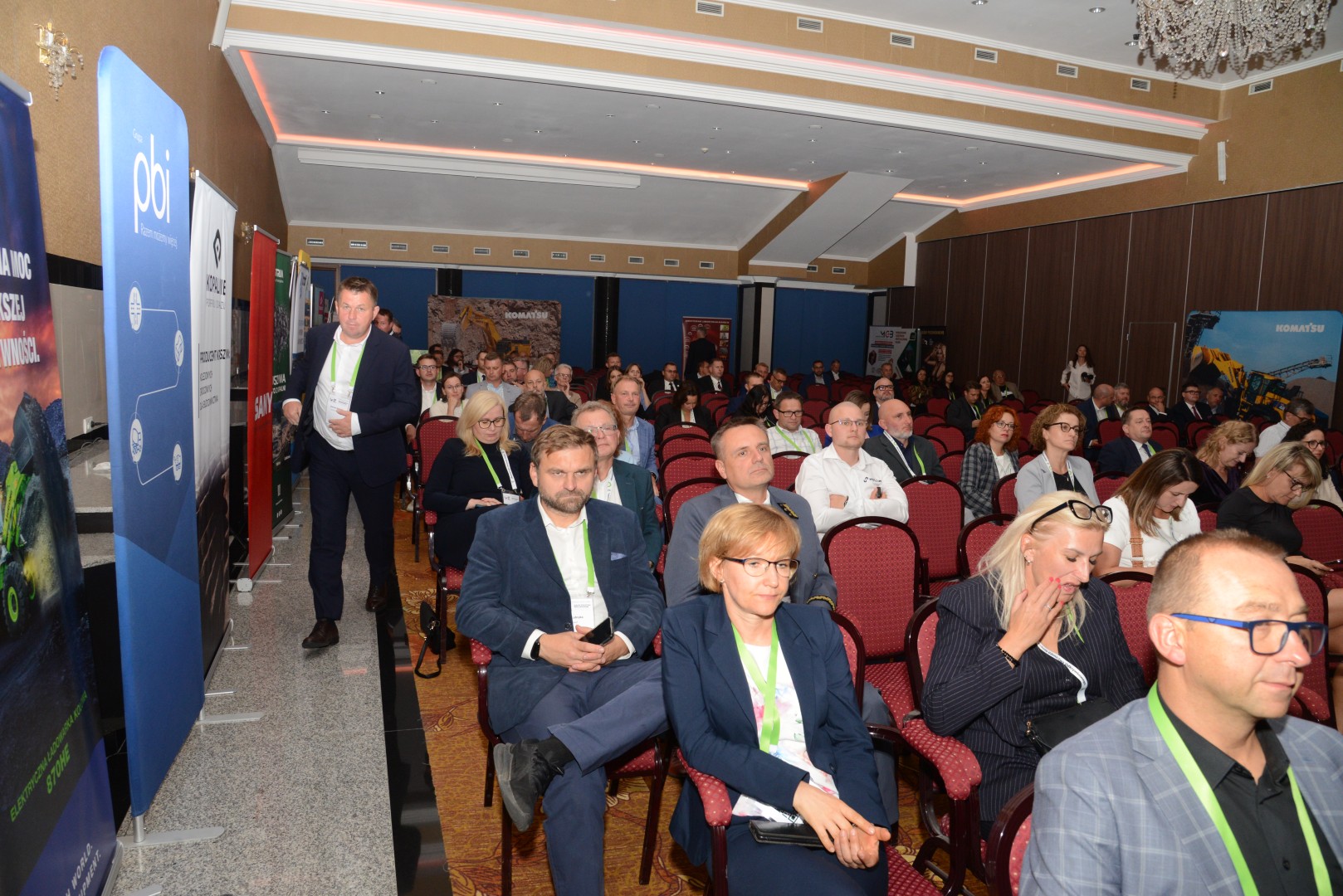 grupa osób siedząca na sali 