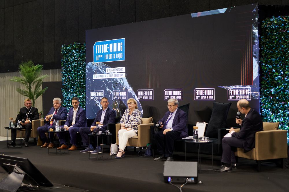grupa ludzi biorących udział w panelu dyskusyjnym