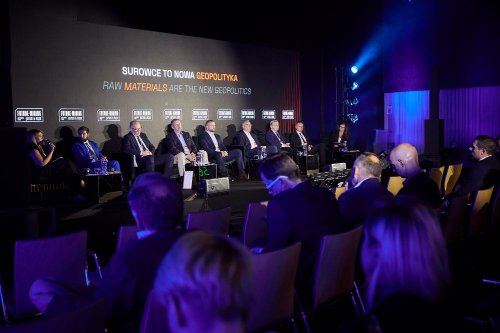 grupa ludzi biorących udział w panelu dyskusyjnym