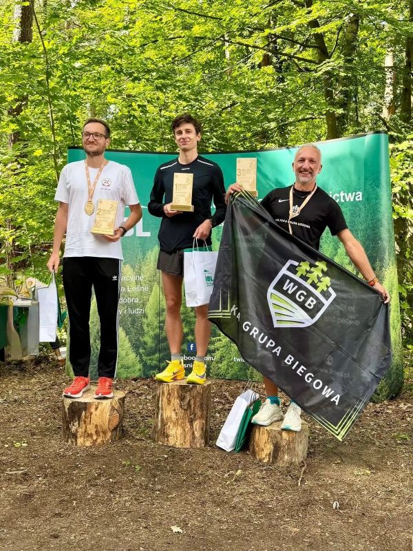 troje ludzi na podium