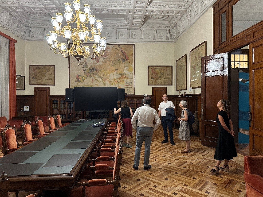 grupa ludzi w pięknym wnętrzu