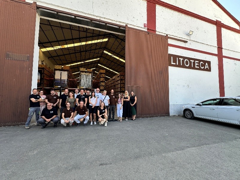 grupa ludzi przed magazynem Litoteka