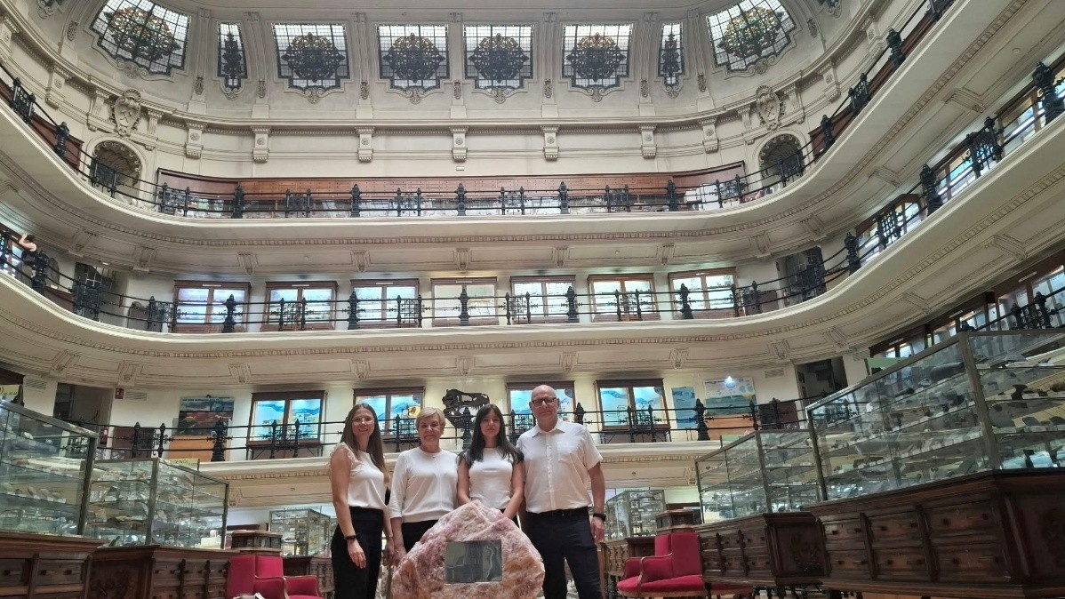 grupa ludzi w muzeum geologicznym