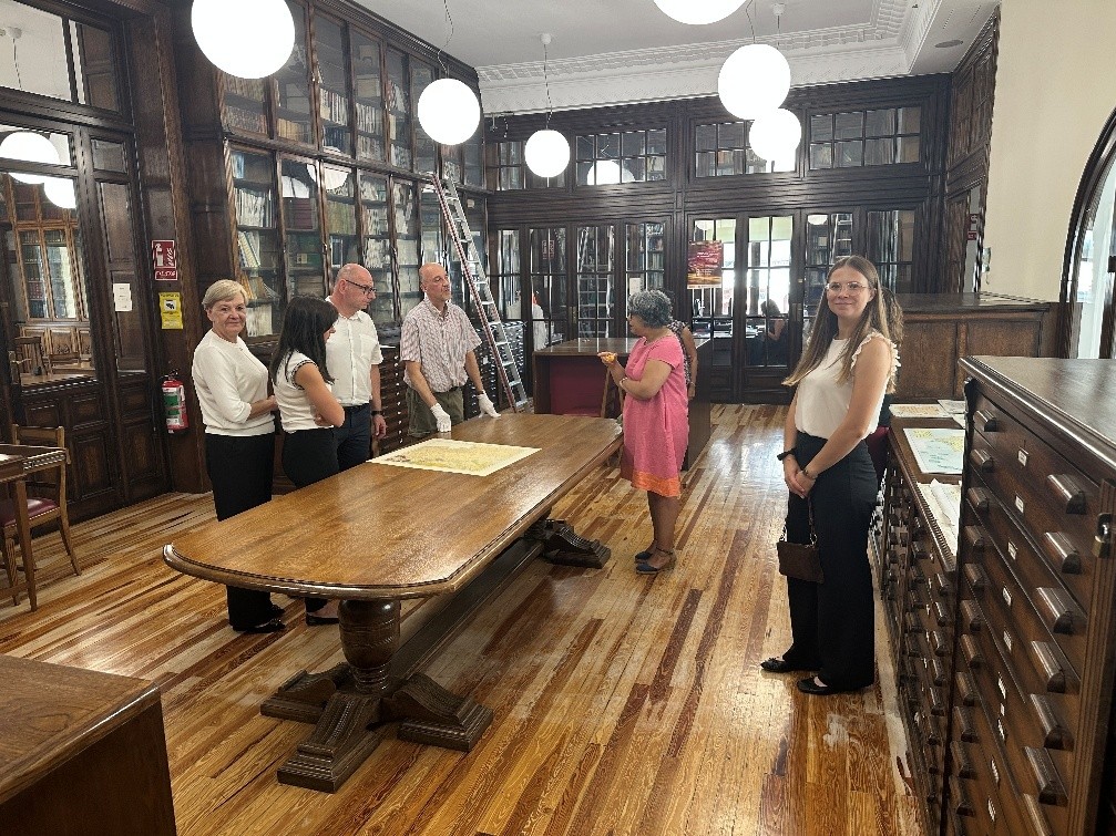 kilkoro ludzi w bibliotece