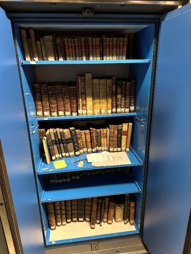 szafa z materiałami archiwalnymi