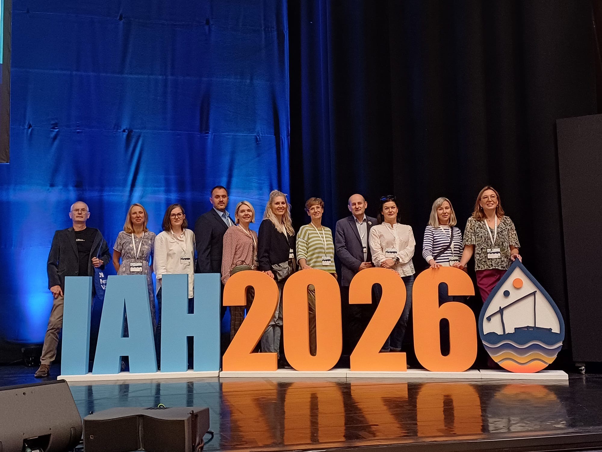 grupa ludzi pozujących do zdjęcia 