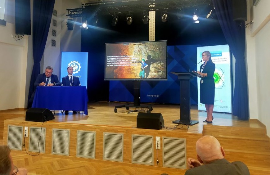 kobieta wygłasza prezentację do mikrofonu 