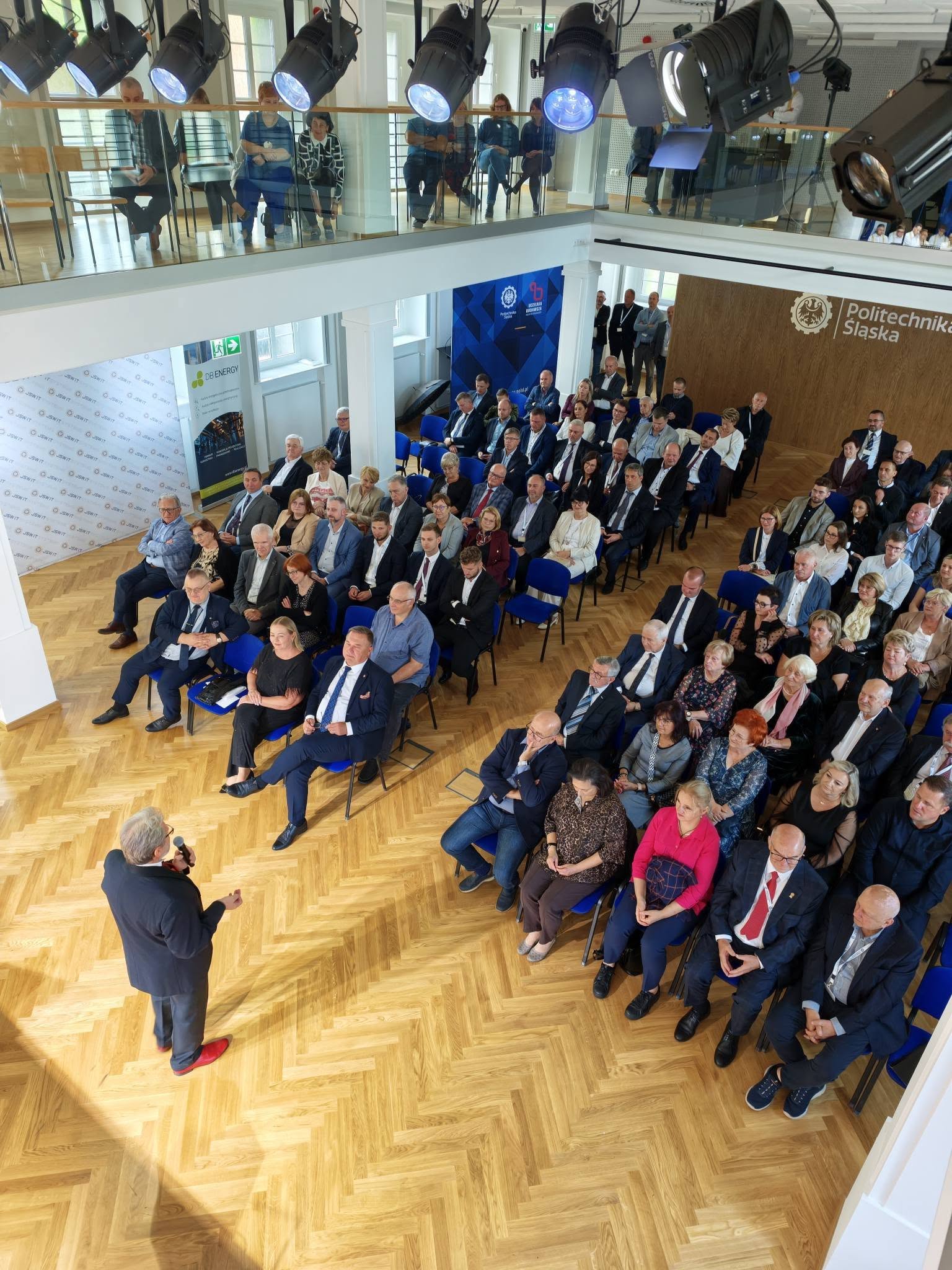 sala konferencyjna z uczestnikami