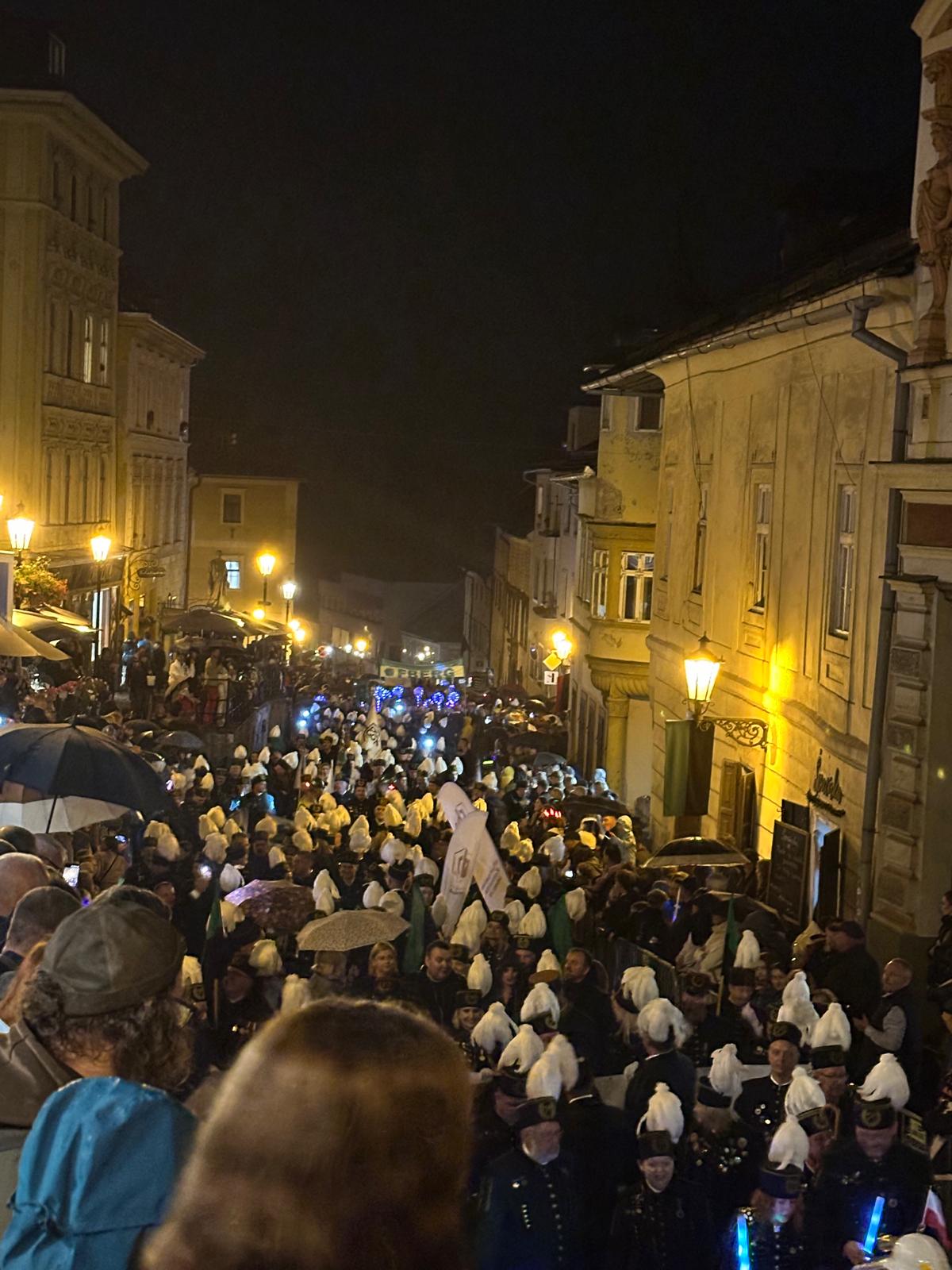 tłum na ulicach miasta