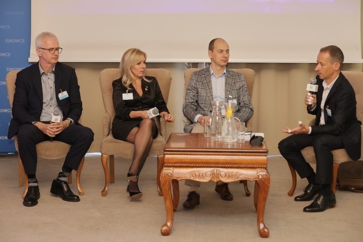 cztery osoby w panelu dyskusyjnym