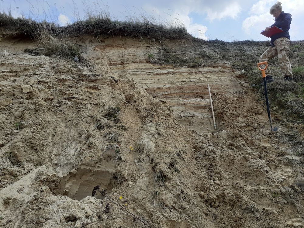 geolog mierzy parametry warstwy skał