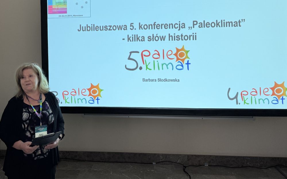 kobieta wygłasza prezentację do mikrofonu