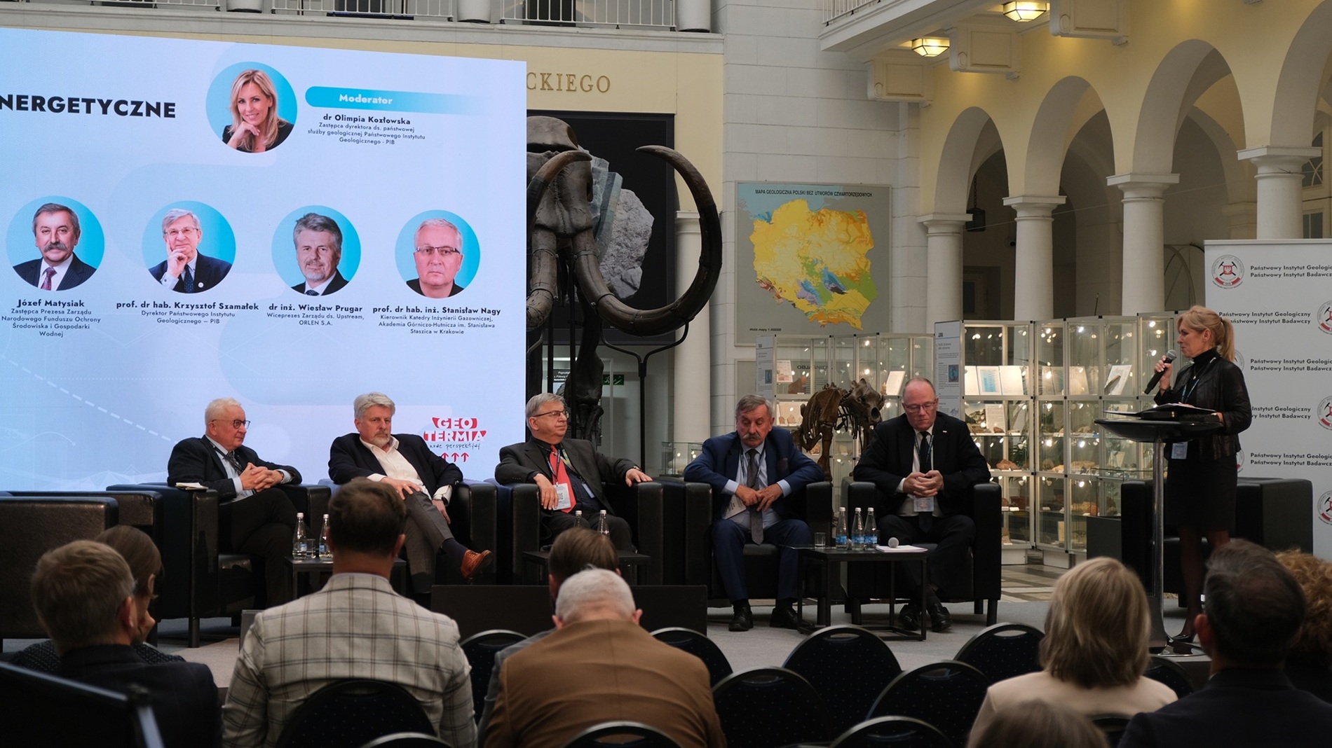 kilka osób biorących udział w panelu dyskusyjnym