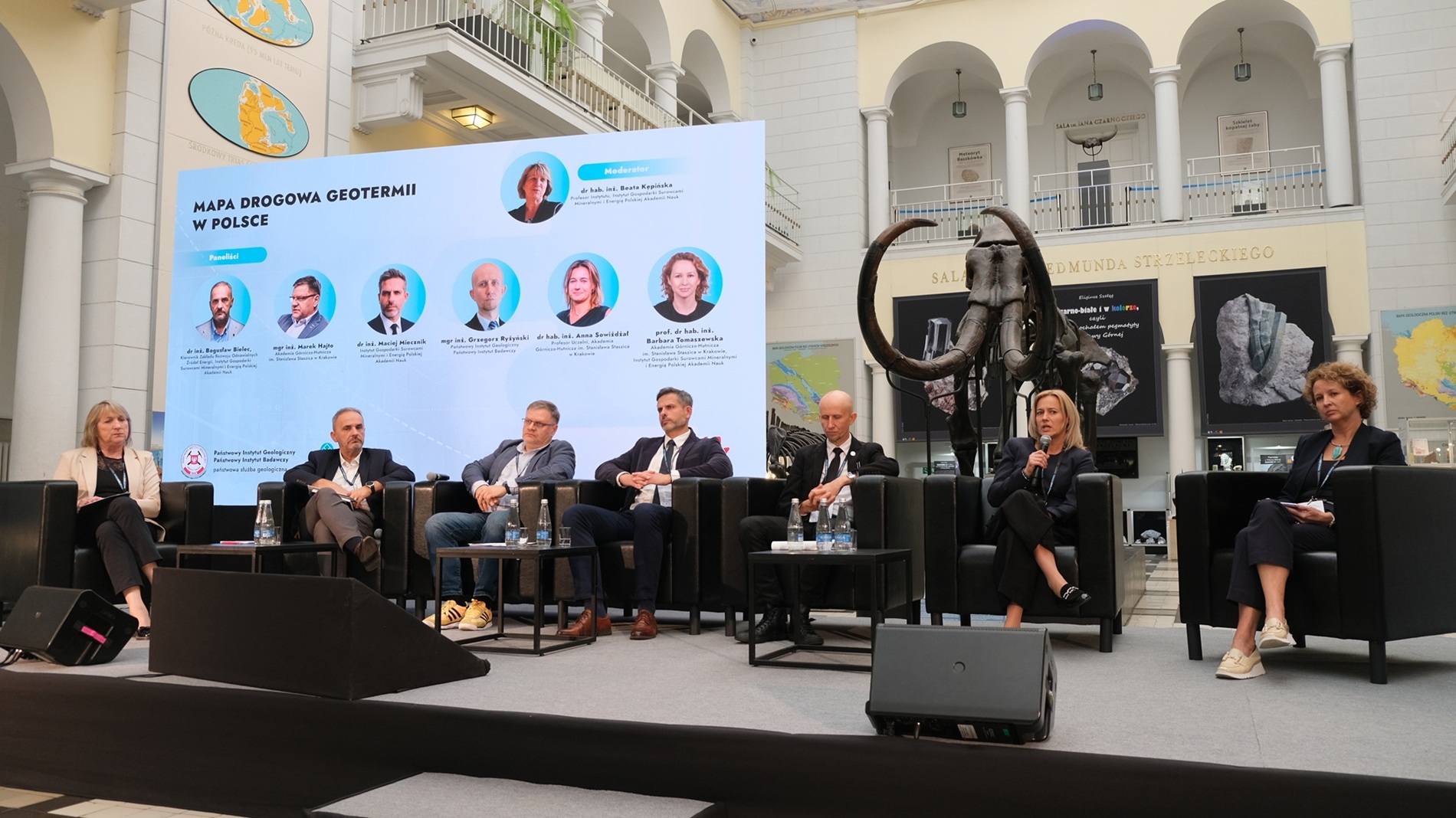 kilka osób biorących udział w panelu dyskusyjnym