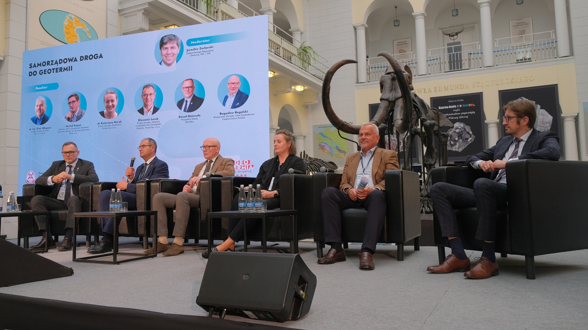 kilka osób biorących udział w panelu dyskusyjnym