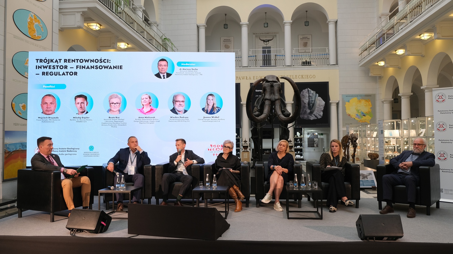 kilka osób biorących udział w panelu dyskusyjnym