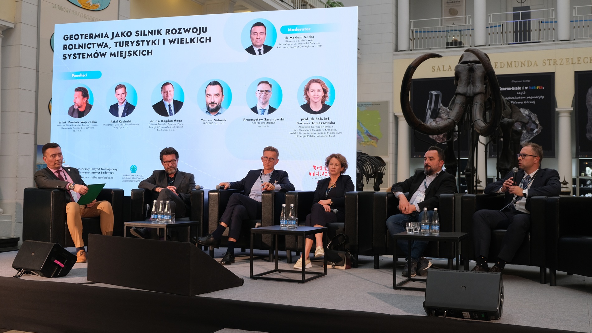 kilka osób biorących udział w panelu dyskusyjnym