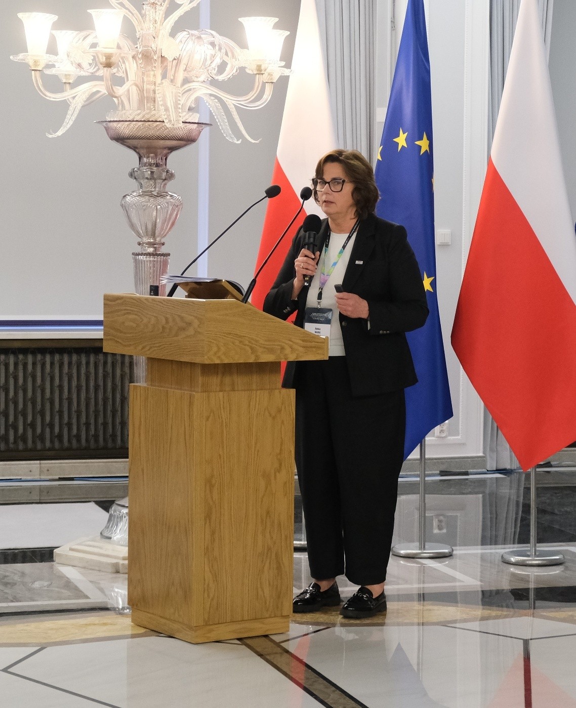 kobieta wygłasza prezentację do mikrofonu