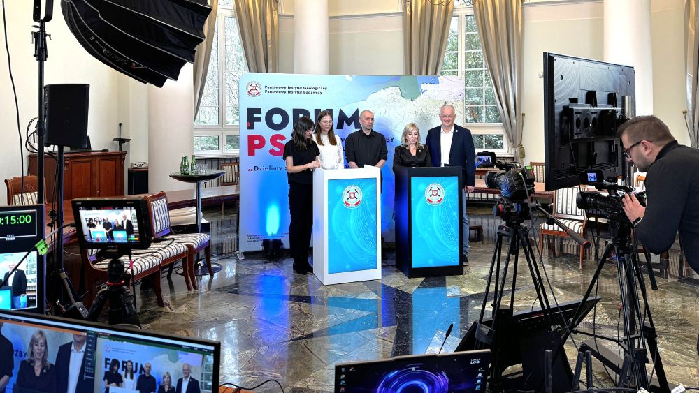 grupa osób w studiu nagraniowym