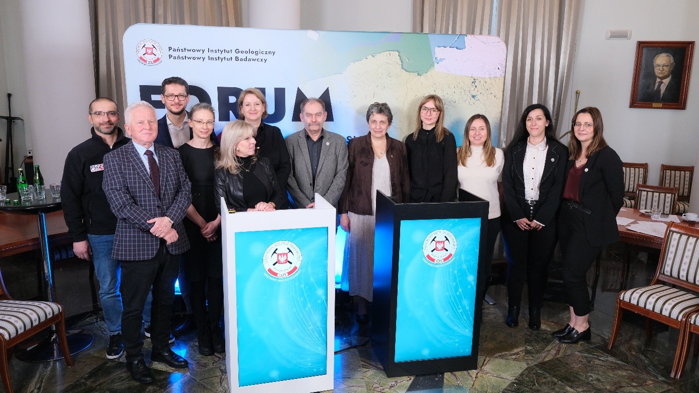 grupa ludzi pozujących do zdjęcia 