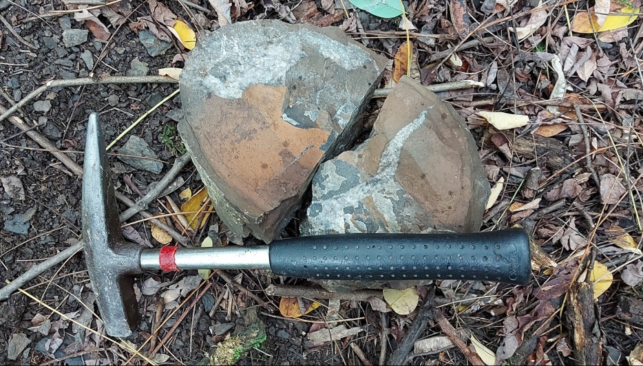 fragment skały i młotek geologiczny