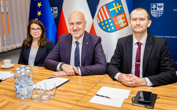 kilka osób siedzi przy stole