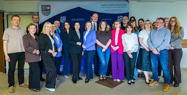 kilkanaście osób pozuje do zdjęcia