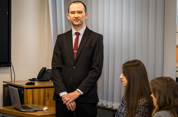 mężczyzna stojący w sali obrad