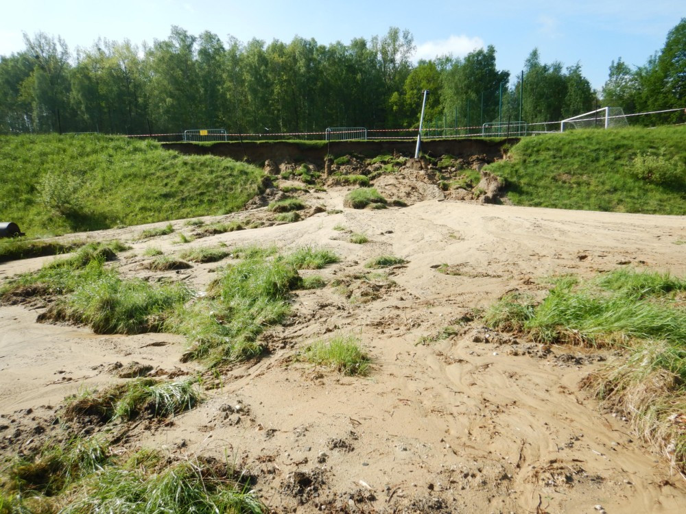 wodzislaw osuwisko na boisku