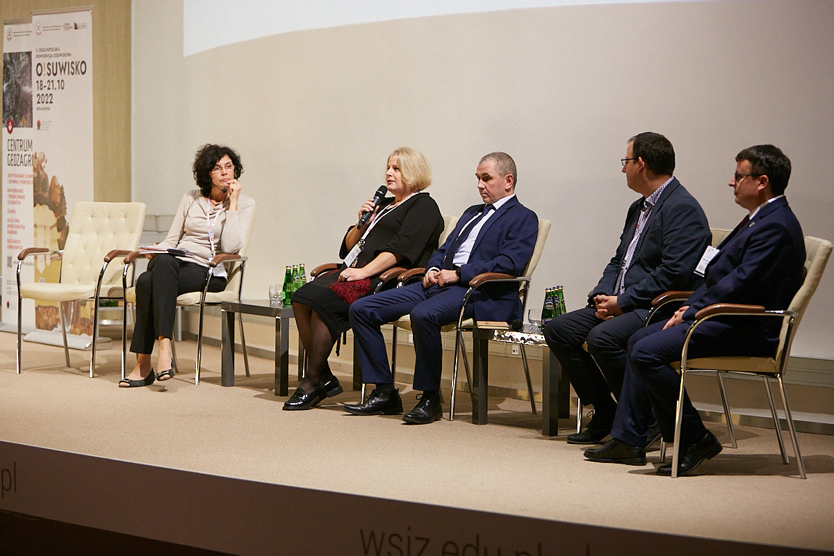 Panel dyskusyjny prowadzony przez dr Izabelę Laskowicz (pierwsza z lewej)