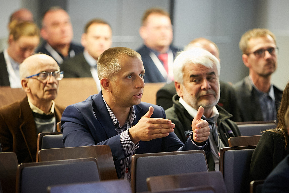 Ożywiona dyskusja podczas jednej z sesji