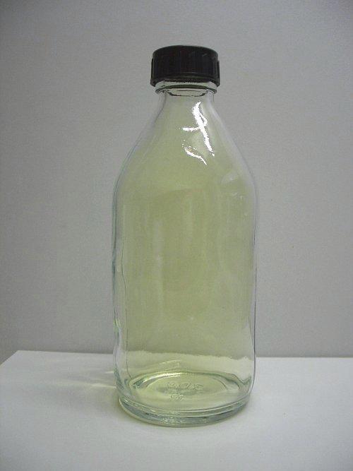 Butelka z chlorem, ważnym surowcem przemysłowym produkowanym z soli.