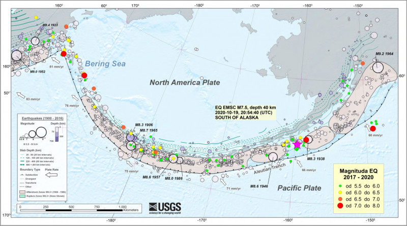 Mapa sejsmotektoniczna okolic półwyspu Alaska, Wysp Aleuckich Morza Beringa z naniesioną lokalizacją epicentrów trzęsień ziemi o magnitudach M5.5+, które zostały zarejestrowane w okresie od 1900 do 2020 r. (oprac. PSG, dane z lat 2017–2020 pochodzą z EMSC, mapa bazowa – lata 1900-2016 z USGS  https://earthquake.usgs.gov )