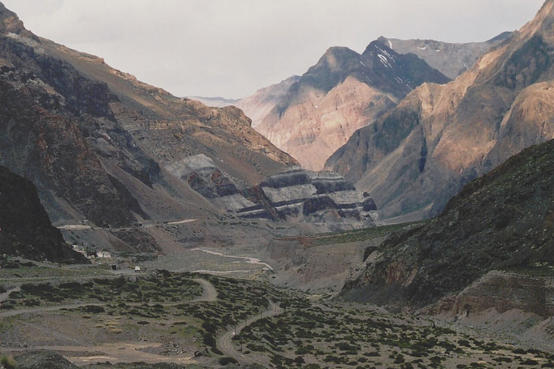 Formacje osadowe zabarwione związkami metali, Andy na pograniczu Argentyny i Chile (Fot. J. Nawrocki)