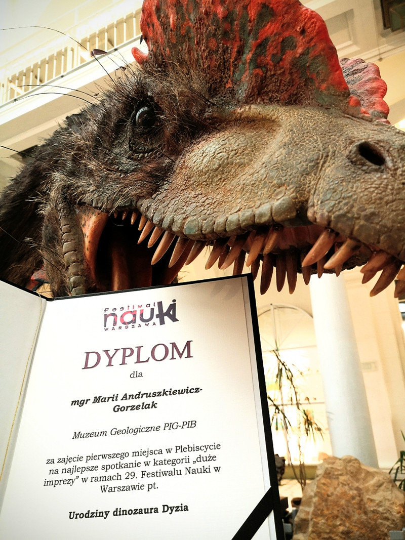 Zdjęcie dyplomu na tle paszczy Dyzia