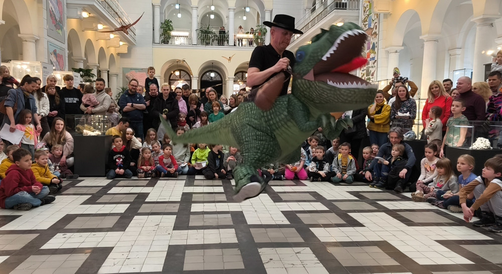 Pokaz ujeżdżania T-rexa