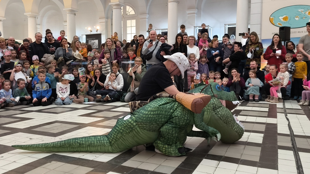 Pokaz ujeżdżania T-rexa