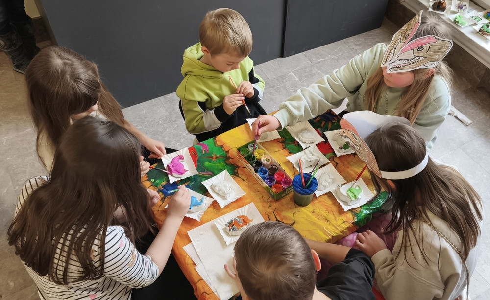 Malowanie gipsowych figurek dinozaurów