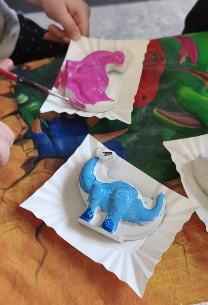 Pomalowane gipsowe figurki dinozaurów