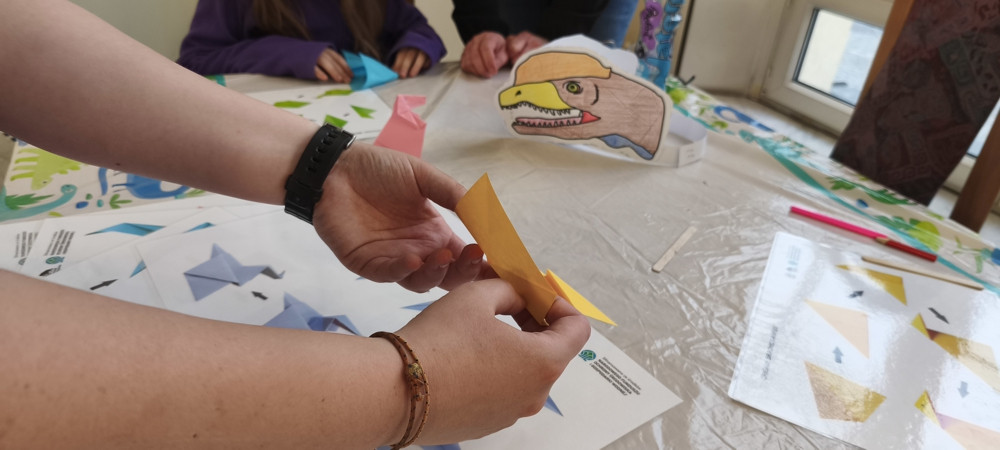 Etap składania dinozaurów origami