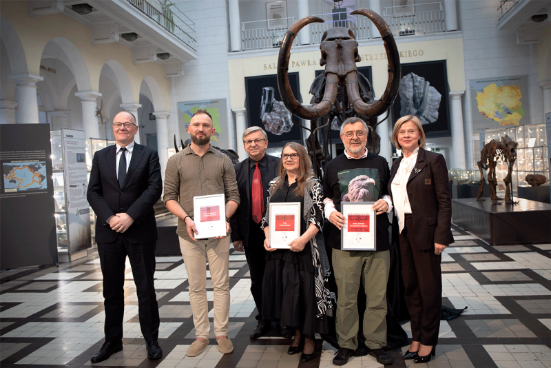 Od lewej: prof. dr hab. inż. Krzysztof Galos – Podsekretarz Stanu w Ministerstwie Klimatu i Środowiska, Główny Geolog Kraju, Grzegorz Salwa - współautor wystawy, prof. dr hab. Krzysztof Szamałek – Dyrektor Państwowego Instytutu Geologicznego – Państwowego Instytutu Badawczego, Lucja Radwan – współautorka wystawy, Zenon Kosiniak-Kamysz – współautor wystawy, Bożena Żelazowska – Sekretarz Stanu w Ministerstwie Kultury i Dziedzictwa Narodowego, Generalny Konserwator Zabytków