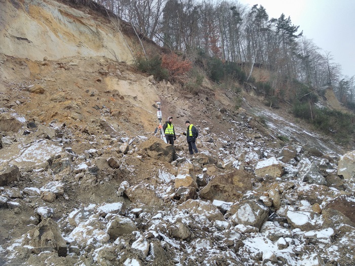 Geolodzy z PIG-PIB przeprowadzają pomiary osuwiska