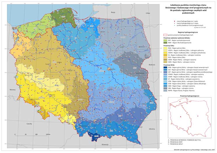 Mapa przedstawiająca lokalizację punktów monitoringu stanu ilościowego – stacji hydrogeologicznych sieci obserwacyjno-badawczej wód podziemnych PIG-PIB na tle podziału regionalnego zwykłych wód podziemnych.