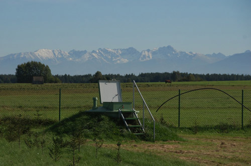 Zdjęcie punktu obserwacyjny stacji hydrogeologicznej nr I/847 w Jabłonce (fot. K. Witek)